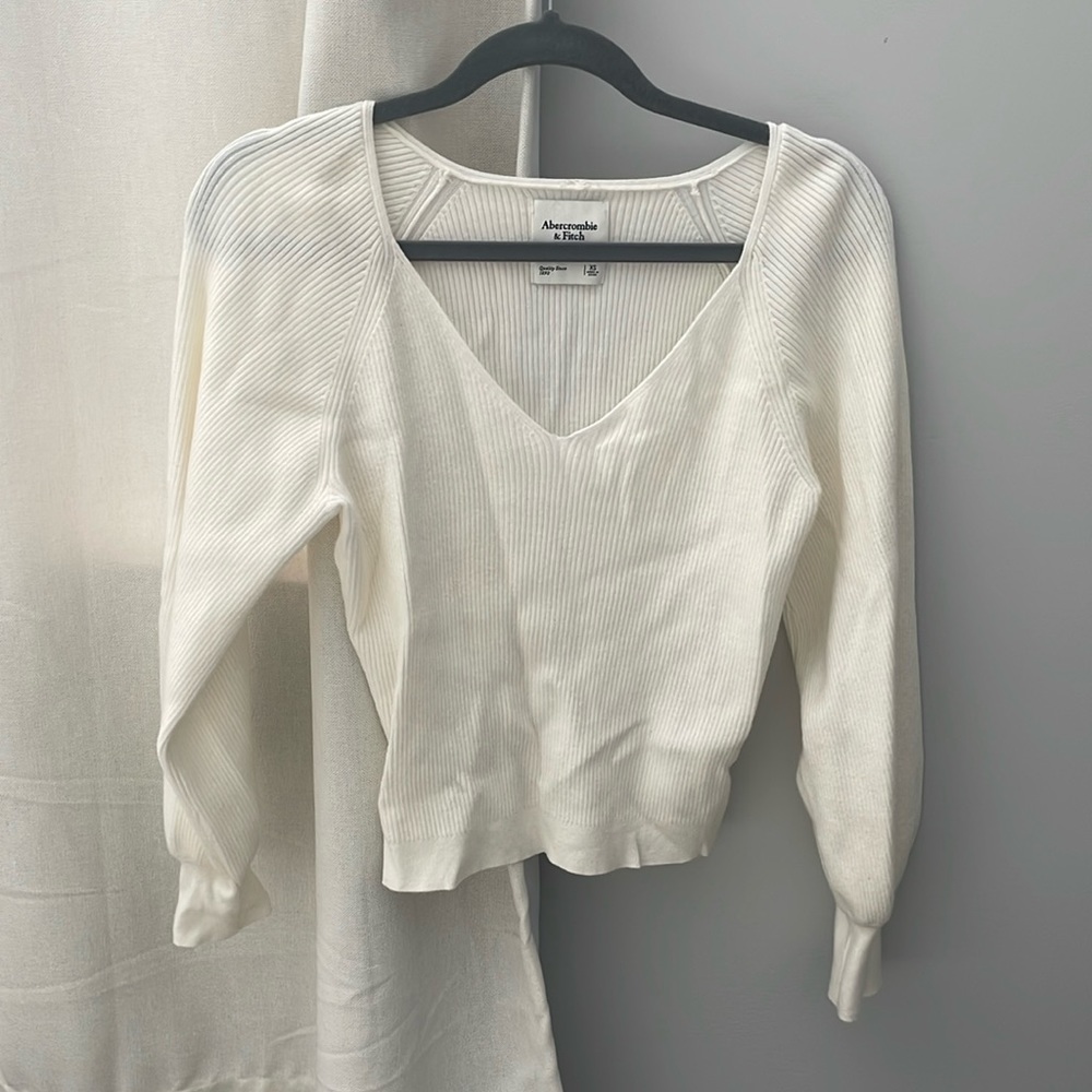 Abercrombie & Fitch White Puff Sleeve Long Sleeved Blouse. Women's. Size: XS.